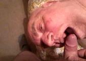 Hij filmt hoe de oude man zijn lul leeg zuigt zonder gebit