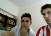 Twee Turkse jongens trekken zich stiekem af voor de webcam 