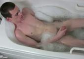 Twink trekt zichzelf af in een warm bad