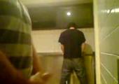 Stiekem filmt hij hoe hij zichzelf aftrekt op de wc